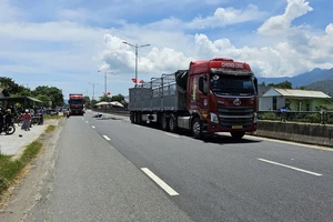 Xe máy va chạm xe tải khiến nữ sinh ở Đà Nẵng tử vong