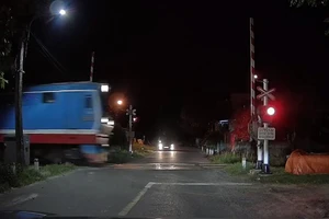 Người đi đường hú vía khi barie tự động mở toang lúc tàu hỏa lao tới