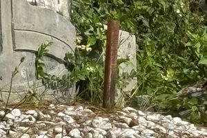 Phản cảm cảnh đóng cọc trên mộ để kiểm đếm, chính quyền nói gì?