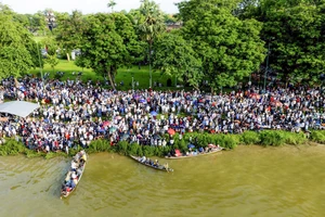 Người dân đứng kín bờ sông Hương xem đua ghe ngày Quốc khánh 2-9