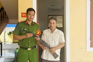 Đi làm đồng, người dân ở Quảng Trị phát hiện súng AK-47