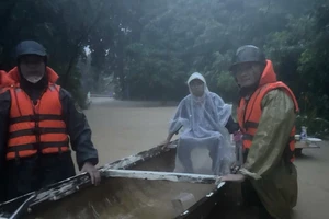 1 phụ nữ ở Huế bị nước lũ cuốn trôi mất tích