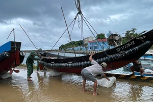 Chùm ảnh: Quân dân Quảng Trị tranh thủ từng giờ để ứng phó với bão số 10