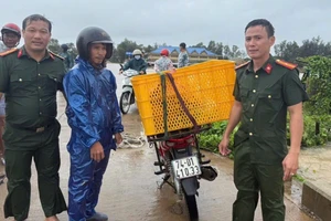 Công an xã lặn xuống dòng nước lũ tìm xe máy cho anh shipper