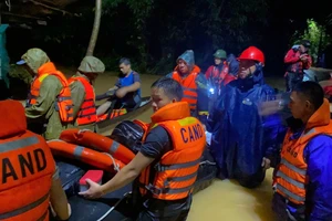 Tìm thấy thi thể người vợ bị lũ cuốn khi cùng chồng bắt xe về quê