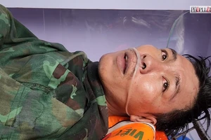 VIDEO: Lời kể của thuyền viên ôm trụ nổi nhiều giờ giữa sóng dữ ở Quảng Trị