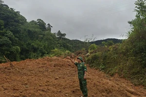 Đường Hồ Chí Minh nhánh Tây ách tắc do sạt lở tại đèo Sa Mù