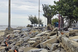 Bờ biển ở Huế bị bão số 10 làm hư hỏng nghiêm trọng
