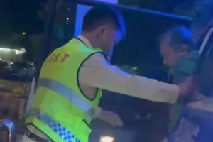 CSGT dùng xe chuyên dụng đưa người đàn ông bị rắn độc cắn đi cấp cứu trong đêm