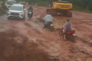 Thi công cầu vượt lũ, áo trắng học trò lấm lem vì đường thành 'ruộng bùn'