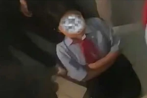 Nữ sinh lớp 8 bị bạn đánh, bắt quỳ trong trường