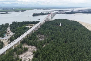 Cầu vượt cửa biển dài nhất miền Trung lỡ hẹn thông xe vì tắc đường dẫn