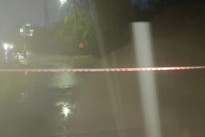 Taxi điện bị nước lũ cuốn trôi trong đêm, tài xế may mắn thoát nạn