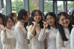 Không khí rực lửa tại điểm cầu Huế, tiếp sức cho Duy Khoa trong chung kết Olympia