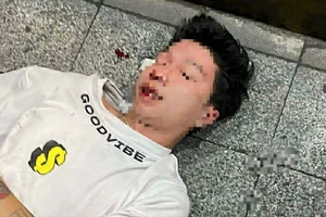 Nam DJ bị kẹp cổ, đánh tới tấp ở phố đi bộ Huế