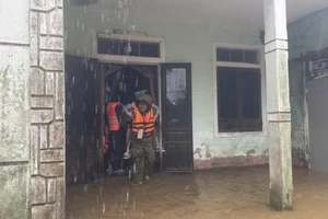 Chùm ảnh: Mưa cực lớn ở Huế, khẩn trương sơ tán dân ở vùng xung yếu