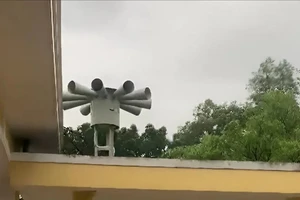 Còi cảnh báo thiên tai hú vang khi lũ dâng cao ở Huế