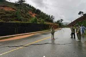 Xuất hiện vết nứt dài 20 m bất thường trên tỉnh lộ ở Huế