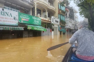 Công an vào cuộc xử lý 'hét giá' dịch vụ cứu hộ trong lũ ở Huế