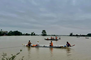 Đi sạc pin điện thoại, 2 cha con ở Huế bị lật ghe, mất tích