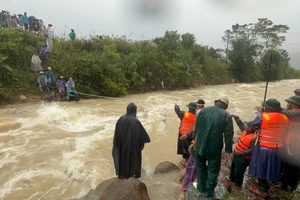 Giăng dây đưa lương thực cho hơn 100 người dân ở Huế bị cô lập trong lũ