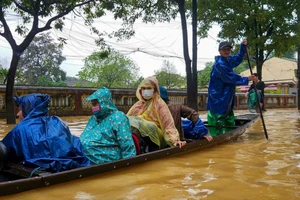 Người dân Đại nội Huế vật lộn trong nước lũ