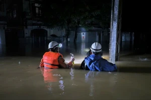 Tình người giữa tâm lũ lịch sử ở Cố đô Huế