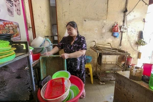 Cả cơ nghiệp chìm trong biển nước: 'Trận lũ này cuốn đi hết tất cả rồi!'