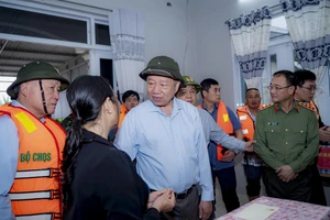 Tổng Bí thư Tô Lâm thăm, tặng quà người dân bị ảnh hưởng do mưa lũ ở Huế