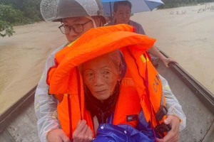 Lũ mới chồng lũ cũ, người dân nhiều khu vực ở Huế tiếp tục sơ tán