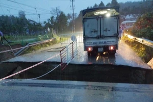 Sập mố cầu ở Huế, đường huyết mạch bị chia cắt