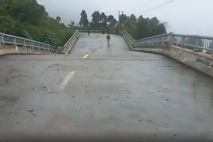 Trụ cầu trên đường Hồ Chí Minh bị nghiêng gần 1 m