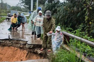 Mố cầu bị lũ cuốn trôi, công an xã túc trực đưa học sinh đến trường
