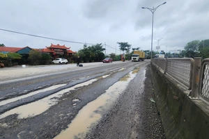 Quốc lộ 1A qua TP Huế chi chít ổ gà, ổ voi sau mưa lũ