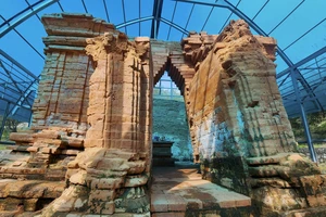 Cận cảnh Tháp Chăm hơn 1.000 tuổi sau nhiều ngày ngập trong nước