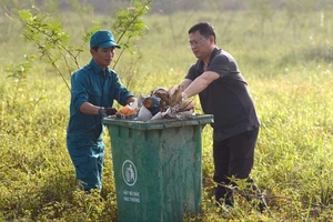 Lãnh đạo TP Huế kiểm tra, chung tay dọn vệ sinh sau lũ 