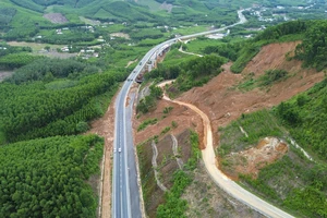 Tiếp tục cấm xe khách, xe tải lớn trên cao tốc La Sơn - Hòa Liên