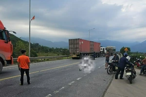 Va chạm với xe tải, 2 người đi xe máy tử vong tại chỗ