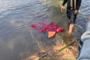 Người đàn ông mặc áo mưa, đội nón bảo hiểm tử vong trên hồ nước