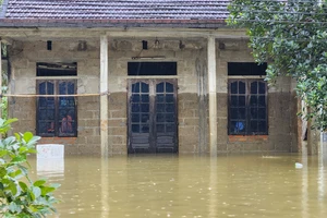 Nước dâng cao đột ngột 2 giờ sáng, người dân Huế hốt hoảng chạy lũ 