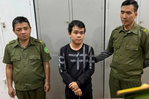 Đưa con đi học, giật luôn dây chuyền của bé gái lớp 1