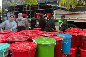 Bí mật trong những chiếc thùng nhựa từ Huế gửi bà con vùng lũ Đắk Lắk