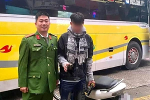 Nhịn đói 2 ngày chạy xe máy vào Nam gặp 'bạn gái online'