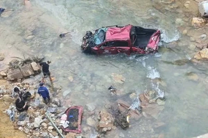 Xe bán tải rơi xuống suối trên tuyến cao tốc La Sơn - Túy Loan