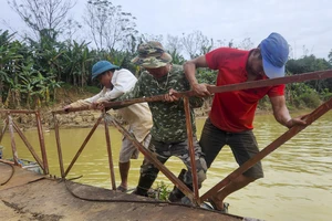 Người Huế mong nối lại cây cầu bị lũ cuốn