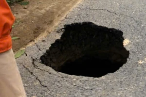 Xuất hiện hố sụt lún nguy hiểm trên Quốc lộ 49