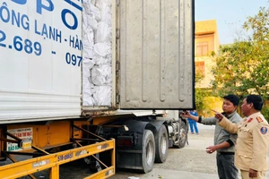 Phát hiện 500 bao đường không có hóa đơn trên xe đầu kéo 