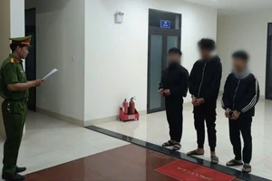 3 thiếu niên dùng hung khí đe dọa, ép thiếu nữ quan hệ tình dục