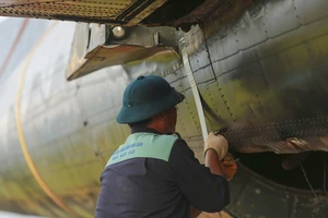 Cận cảnh lắp ráp máy bay C-119 duy nhất còn lại ở Việt Nam 