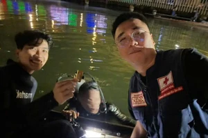 Người dân đánh rơi 2 cây vàng xuống sông Hương